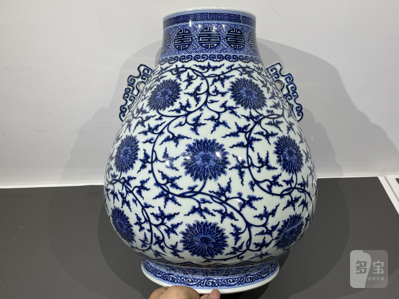 清乾隆 青花缠枝莲纹鹿头尊 - 图2